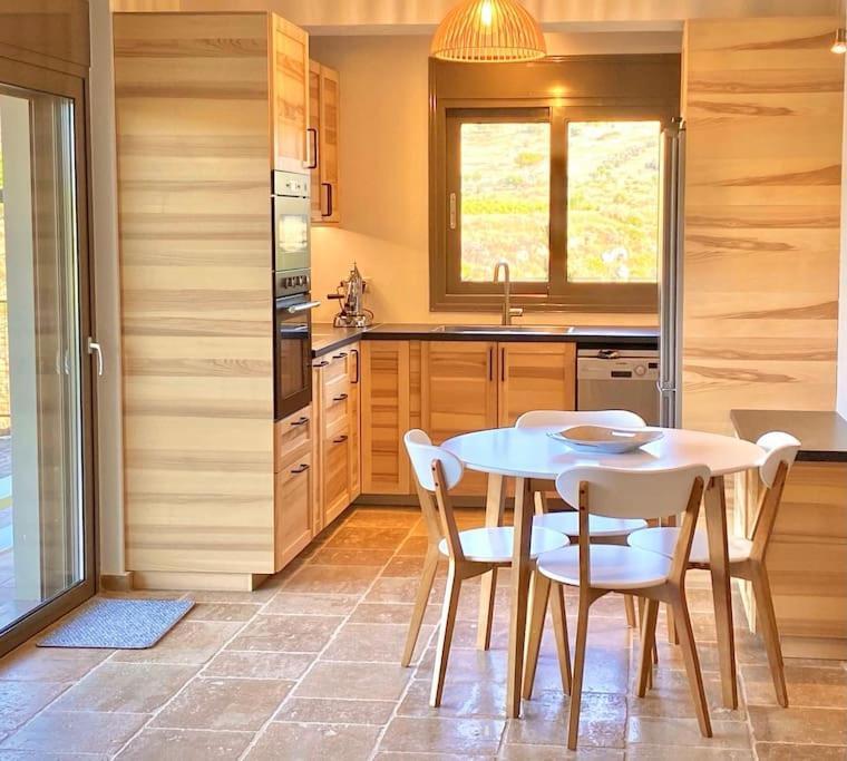 라피나 Summer House With A Pool Near Sea, Port & Airport 아파트 외부 사진