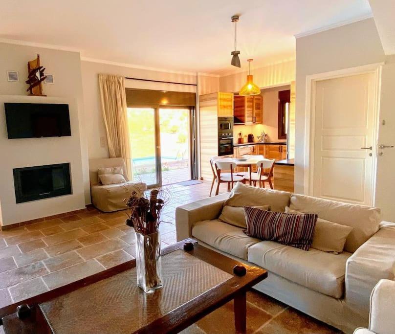 라피나 Summer House With A Pool Near Sea, Port & Airport 아파트 외부 사진
