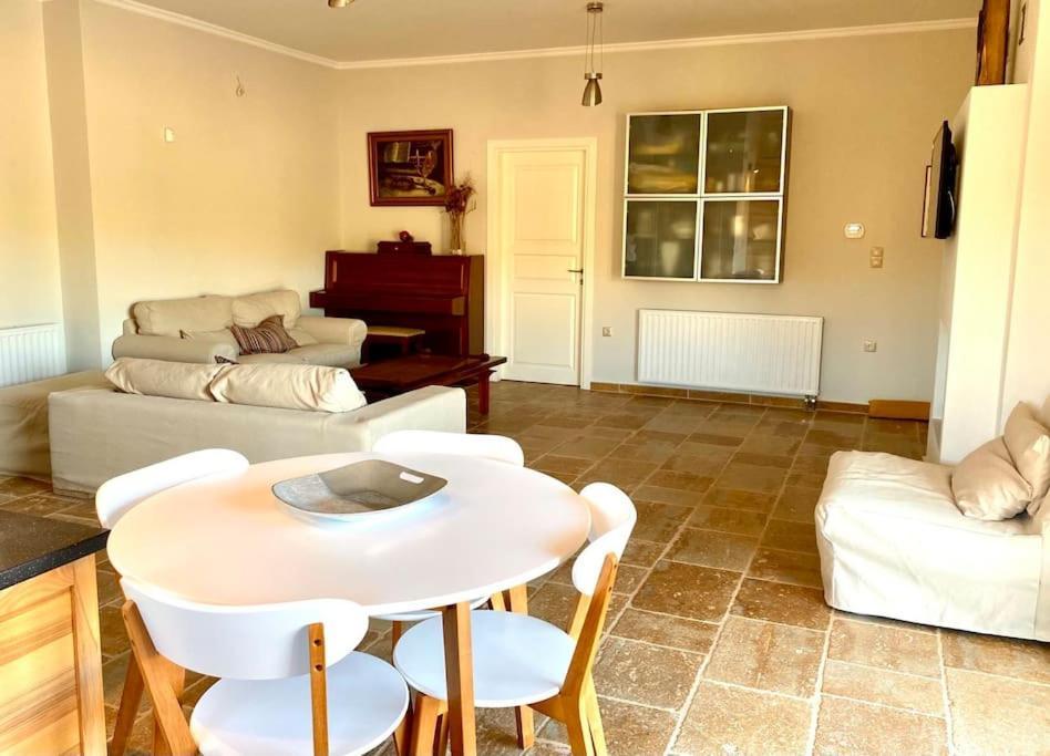 라피나 Summer House With A Pool Near Sea, Port & Airport 아파트 외부 사진